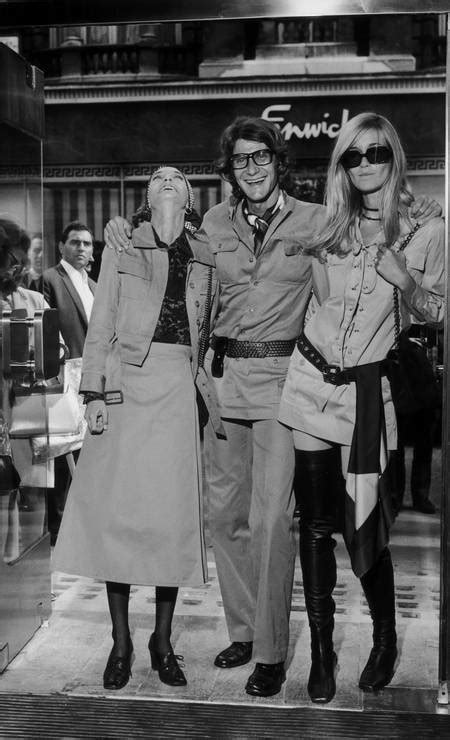 YVES SAINT LAURENT CON LA SUA MUSA, 1968 di 